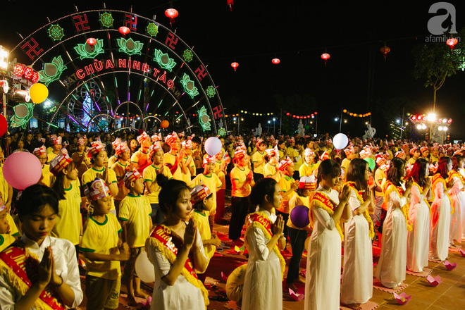 Hàng ngàn người đến đại lễ Phật Đản để được làm nghi lễ tắm Phật